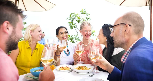 Amigos Beber Parte Rooftop Concepto — Foto de Stock