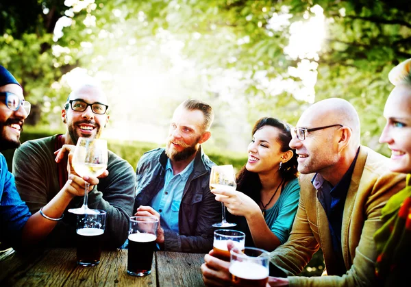 Amigos pasando el rato en la fiesta al aire libre — Foto de Stock