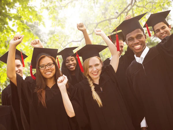 Diversità Studenti che celebrano il concetto di laurea — Foto Stock