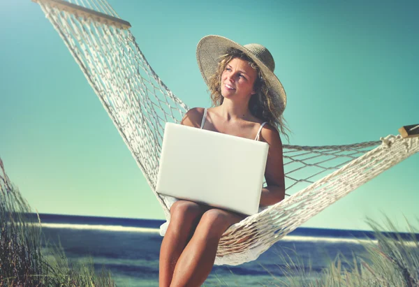 Mulher sentada em rede, conceito de verão — Fotografia de Stock