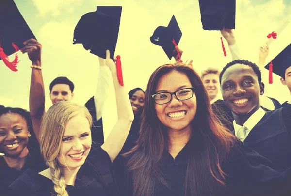 Studentengruppe feiert Abschluss — Stockfoto