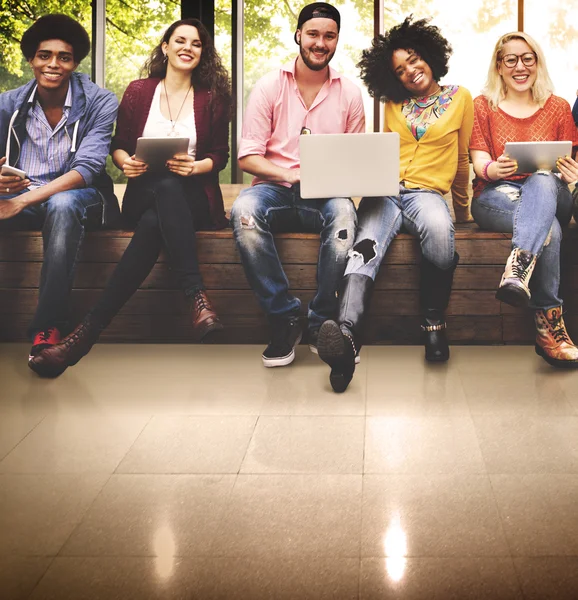 Freunde sitzen mit Laptop auf Bank — Stockfoto