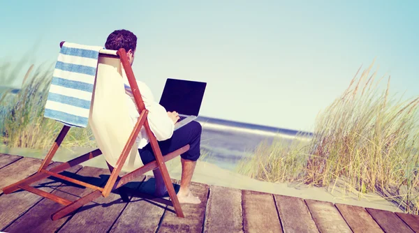 Geschäftsmann arbeitet am Strandkonzept — Stockfoto