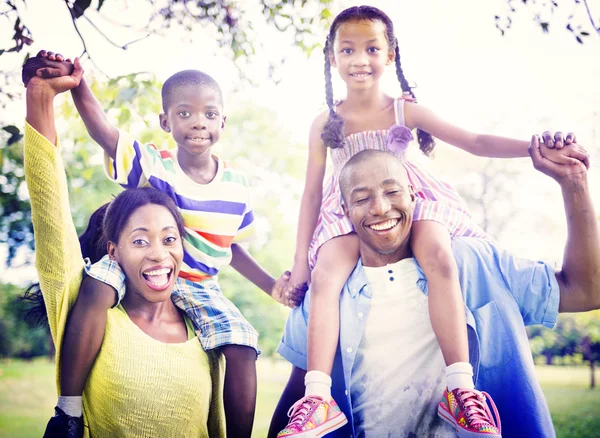 Retrato de uma família africana feliz — Fotografia de Stock