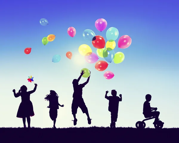 Дети играют с воздушными шарами — стоковое фото