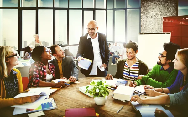 Studenten studeren in het klaslokaal — Stockfoto