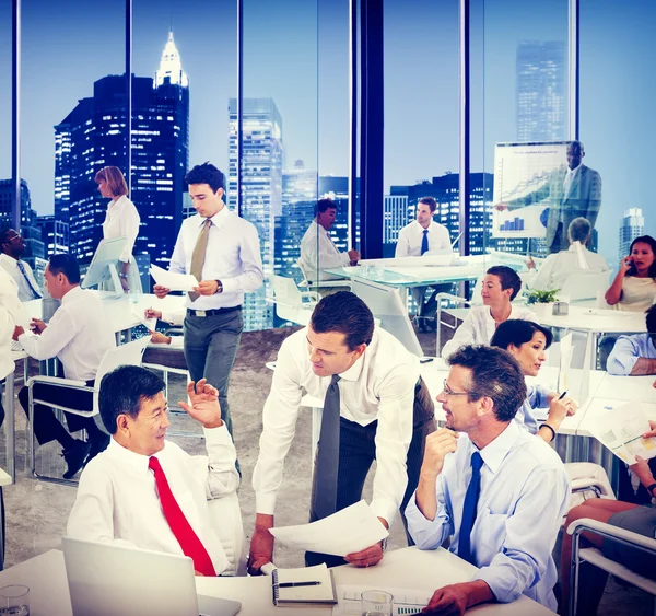 Groep van ondernemers die werkzaam zijn — Stockfoto