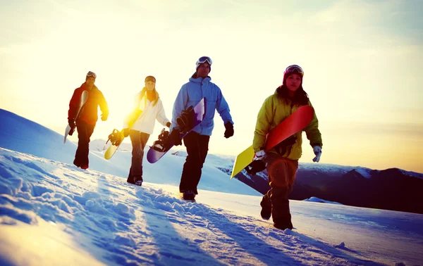 Группа сноубордистов на горе — стоковое фото