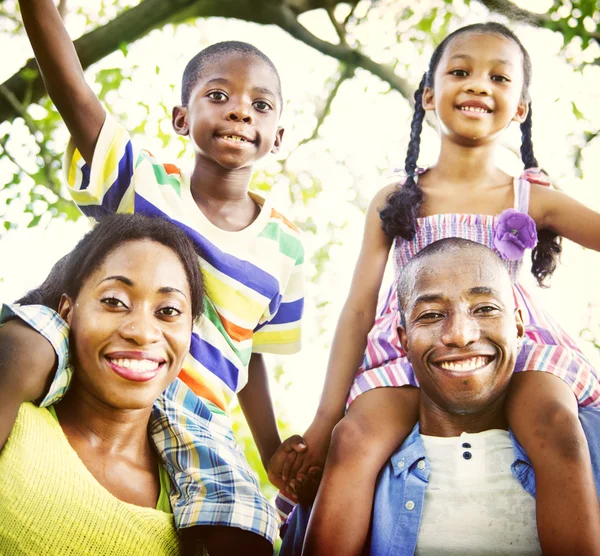 Lycklig afrikanska familj i parken — Stockfoto