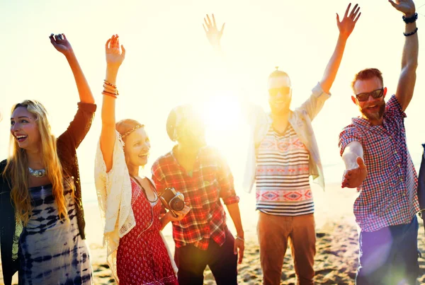 Adolescenti o amici al concetto di festa in spiaggia — Foto Stock