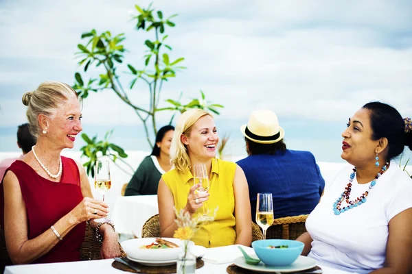 Vecinos bebiendo en el concepto de fiesta — Foto de Stock