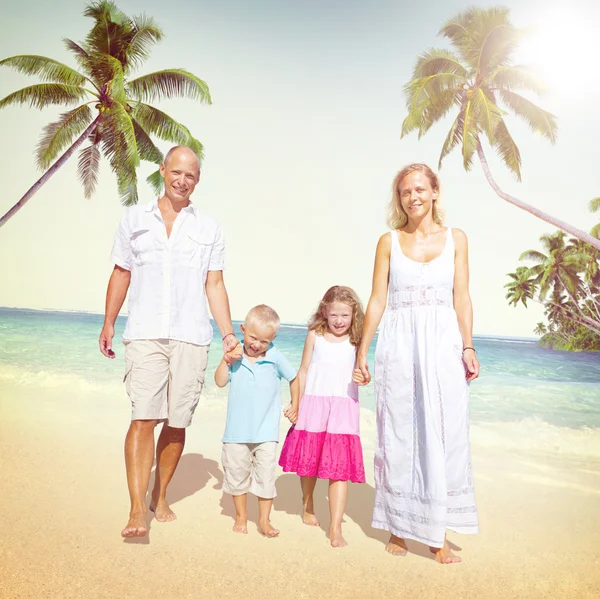 Famiglia che cammina sul concetto di vacanza — Foto Stock
