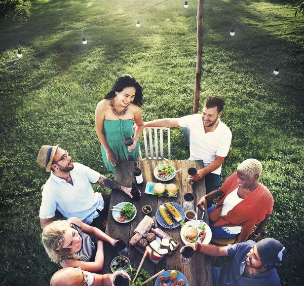 Amigos concepto de comedor al aire libre —  Fotos de Stock