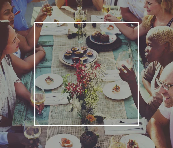 Menschen beim Abendessen Rahmen kopieren Raumkonzept — Stockfoto