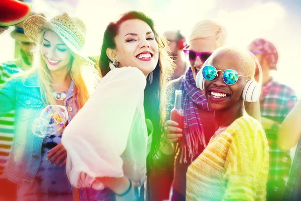 Fiesta en la playa Juntos y el concepto de amistad — Foto de Stock