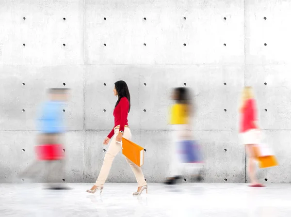 Persone nel centro commerciale — Foto Stock