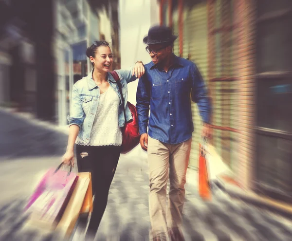 Paar kauft im Freien ein — Stockfoto