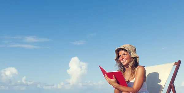 Mujer Relajándose en la Playa Concepto —  Fotos de Stock