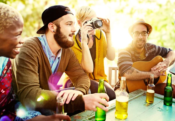 Amigos pasando el rato en la fiesta al aire libre —  Fotos de Stock