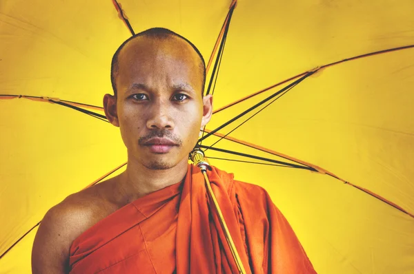 Buddhist monk holding umbrellaConcept — Stock Photo, Image