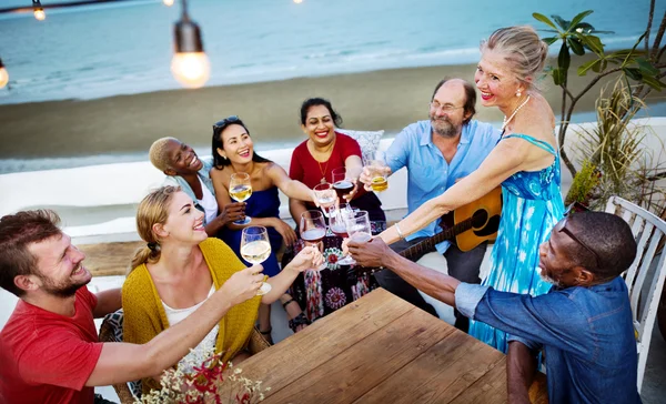 Vänner fest på stranden Concept — Stockfoto