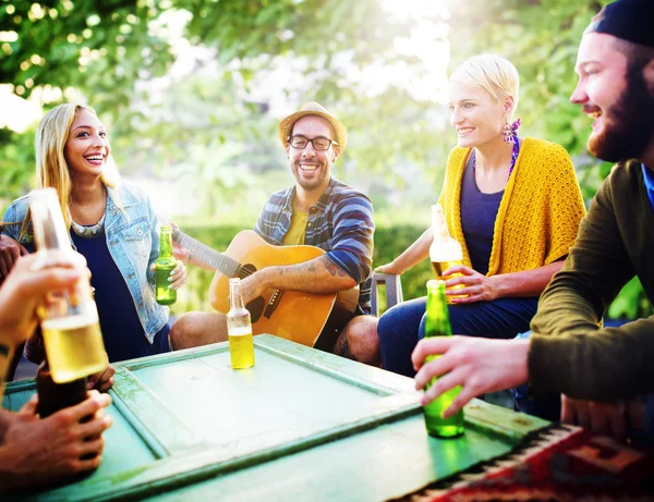 Vrienden opknoping uit bij Outdoors partij — Stockfoto