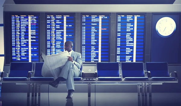 Homme d'affaires en attente à l'aéroport — Photo