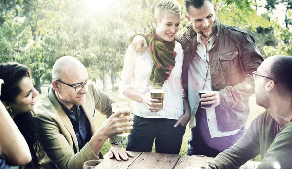 Vänner fira på Party picknick koncept — Stockfoto