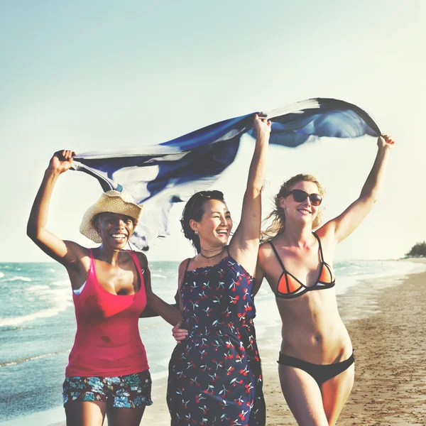 Meninas no conceito de praia de verão — Fotografia de Stock
