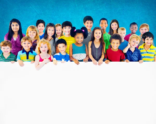 Adorables niños sonrientes — Foto de Stock