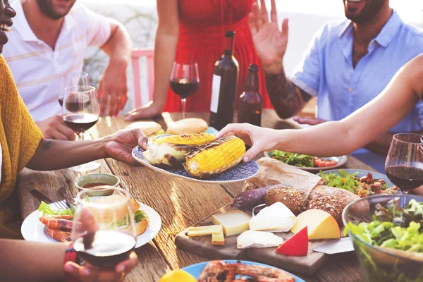 Diverse persone a pranzo concetto — Foto Stock