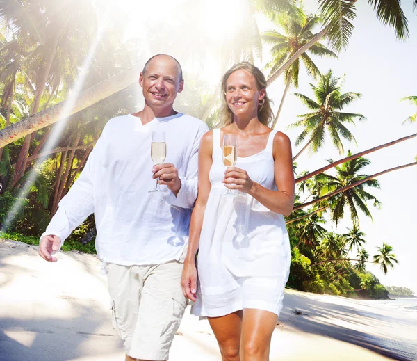 Couple en lune de miel à Tropical Beach Concept — Photo