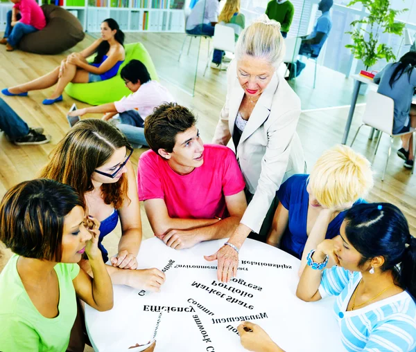 Studenten studeren in het klaslokaal — Stockfoto