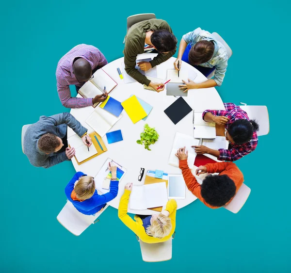 Groep uiteenlopende mensen werken in een team — Stockfoto