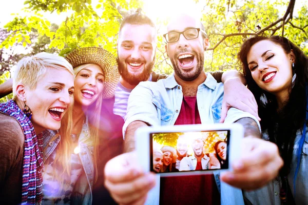 Amigos alegres pasar el rato y tomar selfie —  Fotos de Stock