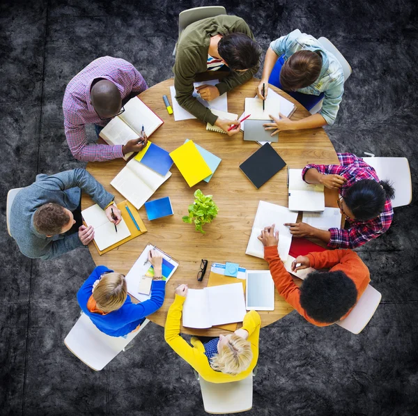 Studenten die studeren op tafel — Stockfoto