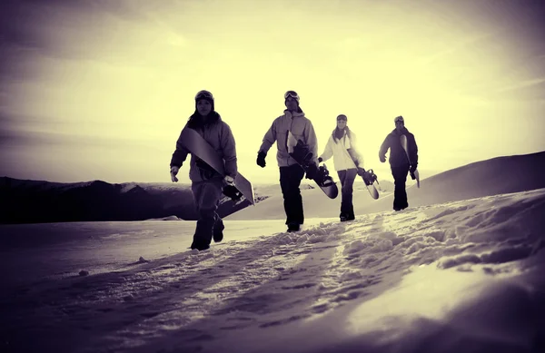 Snowboarders au sommet de la montagne Concept — Photo