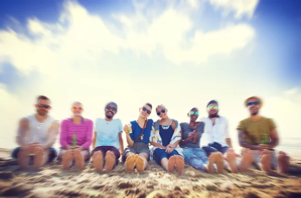 Amigos felices en la playa — Foto de Stock