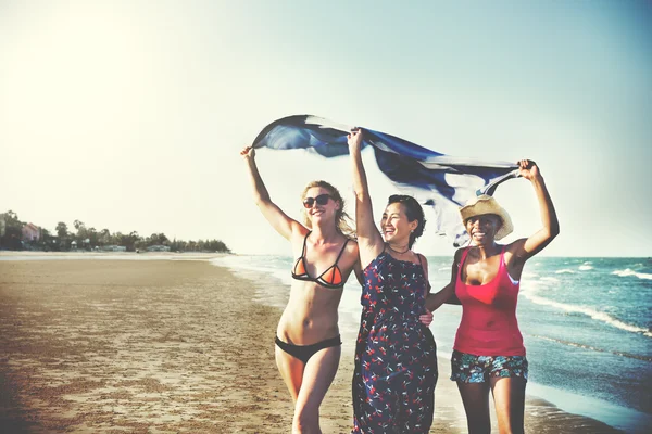 Chicas en Summer Beach en concepto de vacaciones — Foto de Stock