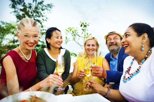 Freunde hängen beim Party-Dining-Konzept ab — Stockfoto