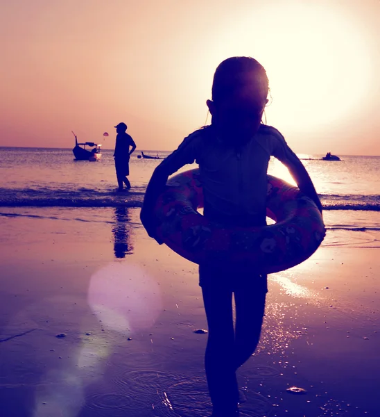 Ребенок на пляже, путешествия — стоковое фото