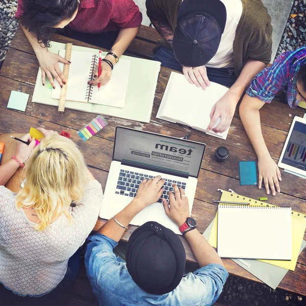 Grupo de personas diversas que trabajan juntas —  Fotos de Stock