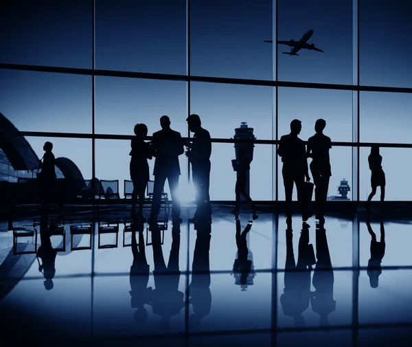 Група ділових людей в аеропорту — стокове фото