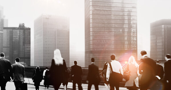 люди, переходящие улицу
