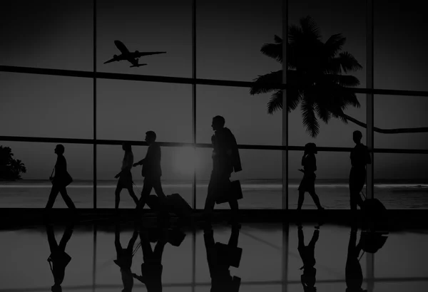 Groep van mensen uit het bedrijfsleven in de luchthaven — Stockfoto