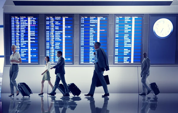 Mensen uit het bedrijfsleven reizen in luchthaven — Stockfoto