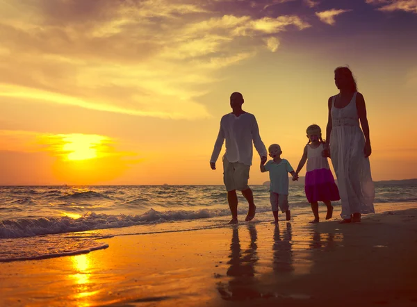 Familia caminando en el concepto de playa —  Fotos de Stock
