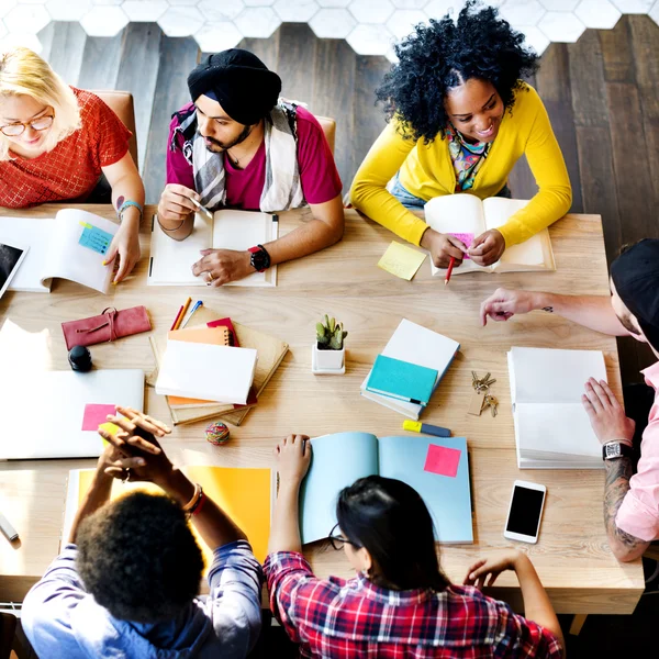 Mensen uit het bedrijfsleven brainstormen in office — Stockfoto