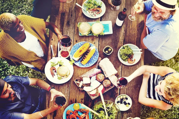 Amigos concepto de comedor al aire libre —  Fotos de Stock