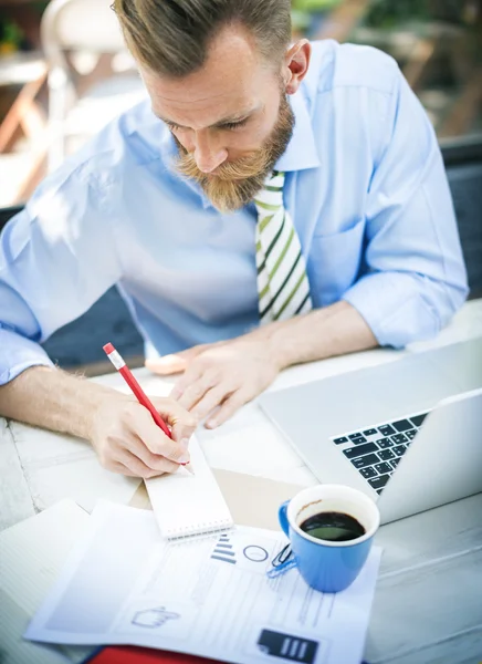 Självsäker affärsman som arbetar i ämbetet — Stockfoto